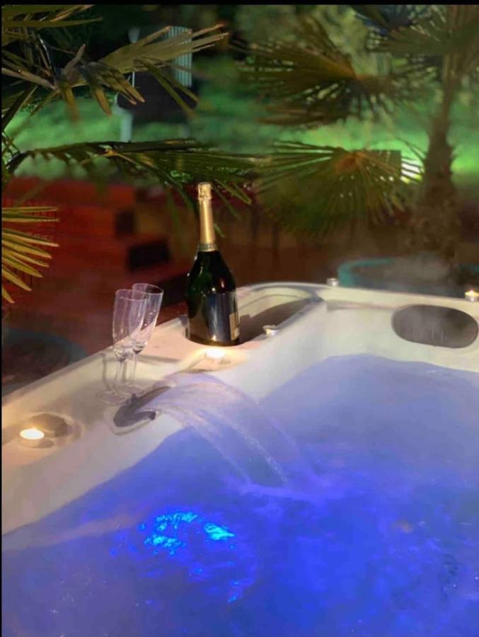 Appartement Le jacuzzi de Marie à Tourcoing Extérieur photo